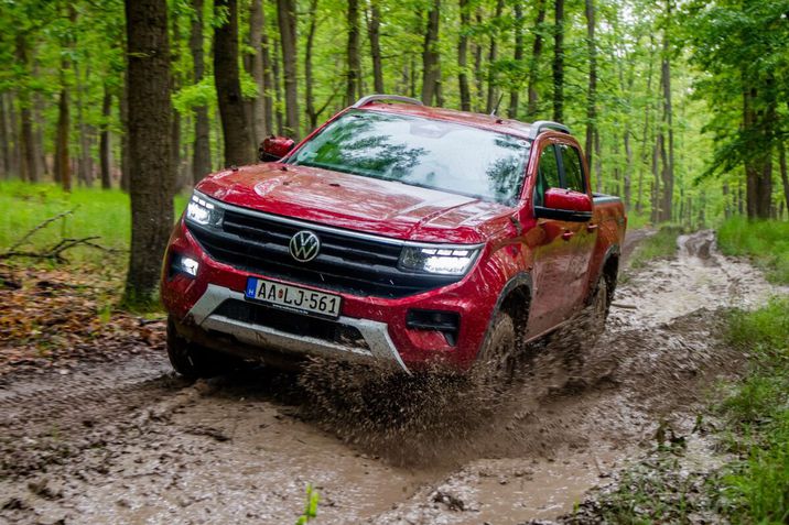 Nem retten meg a térdig érő sártól az új Volkswagen Amarok!